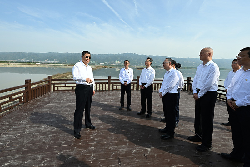 5月16日下午，中共中央总书记、国度主席、中央军委主席习近平在前往陕西西安主持中国－中亚峰会途中，在山西运城盐湖调查。