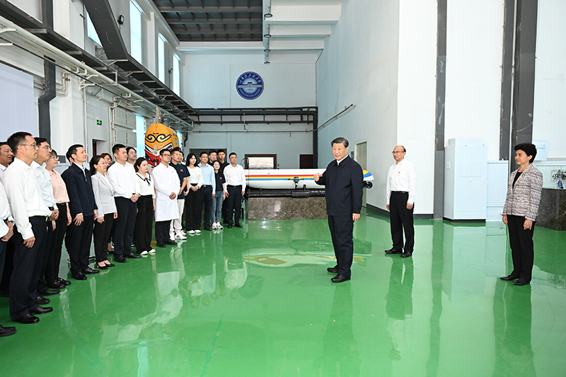 9月6日至8日，中共中央总书记、国度主席、中央军委主席习近平在黑龙江调查。这是7日上午，习近平在哈尔滨工程大学调查时，同师生代表亲切互换。